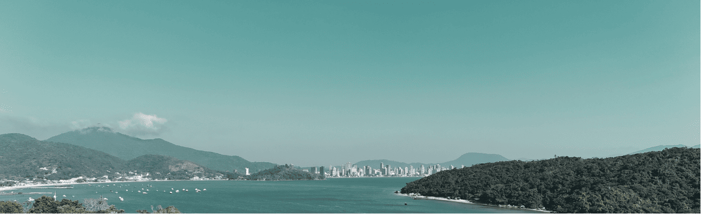 Vista da baía e do litoral catarinense perto de Porto Belo